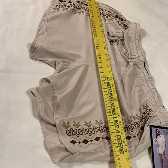 Sound/Style Size Large cream shorts with brown and tan embroidery down each… - Picture 13 of 13